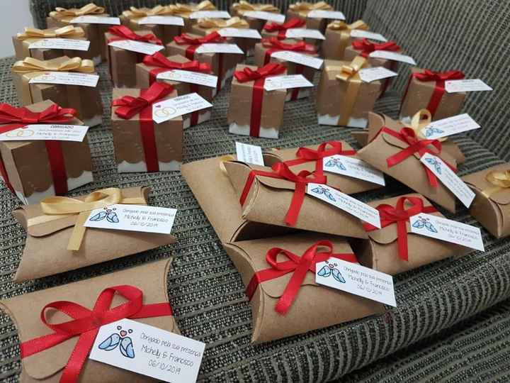 comprei dois modelo de caixinha um para colocar o bis o outro o bombom.