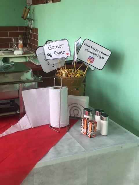 Nossas plaquinha e mesa das comidas 