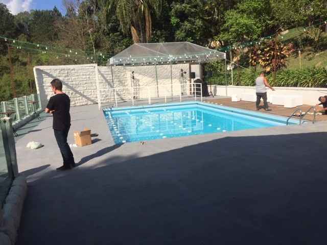 o Local da festa, eles coloca velas na piscina e tem lampadas no teto a noite fica tão lindo 