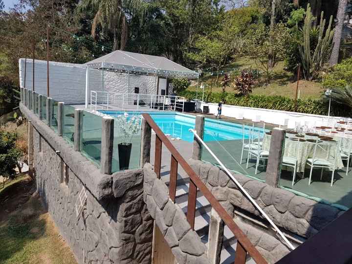 eles colocam mesa lá fora também junto com o bar 