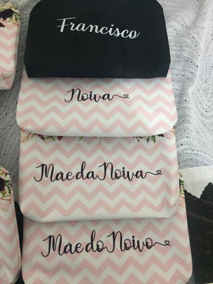Pedi uma para mim( claro) uma pra minha mãe e sogra e uma pro meu noivo ai a dele ele queria preta k