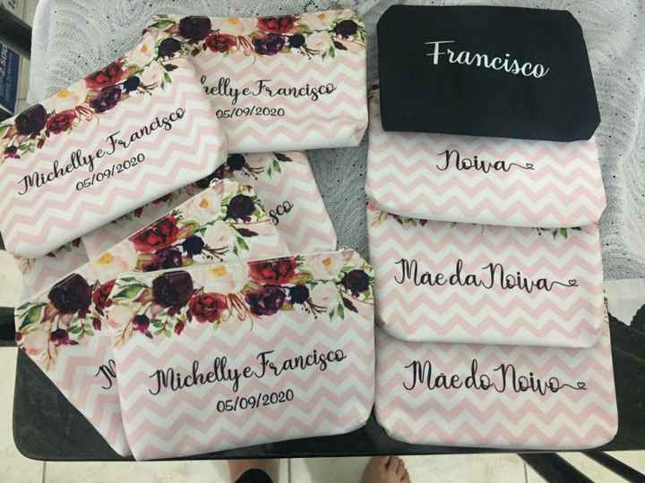 Essas são todas na frente tem o nome de cada uma e atras tem nossos nome e a data do casamento!