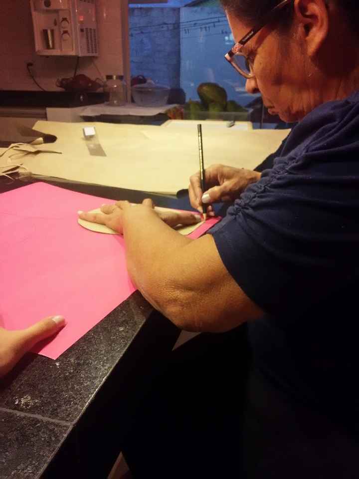 Minha vó fazendo as flores de papel