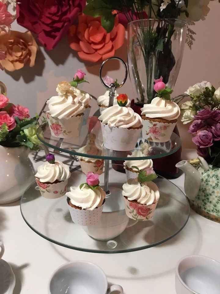 cupcakes com flor pequena artificial em cima