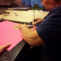 Minha vó fazendo as flores de papel