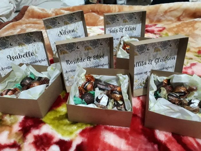Caixas abertas com os chocolates. 