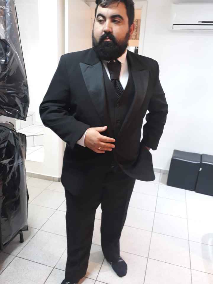 noivo provando traje