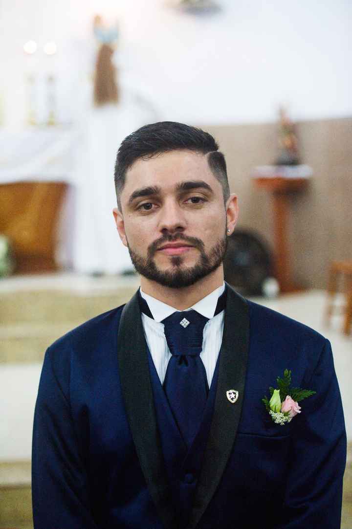 Noivinho ainda nervoso no altar esperando a noiva hahaha