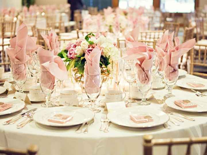mesa tom claro e detalhes em rosa