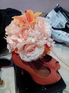 Meu buquê feito de flores artificiais - gastei menos de R$ 20  e meu sapato comprado na Dafiti R$ 70