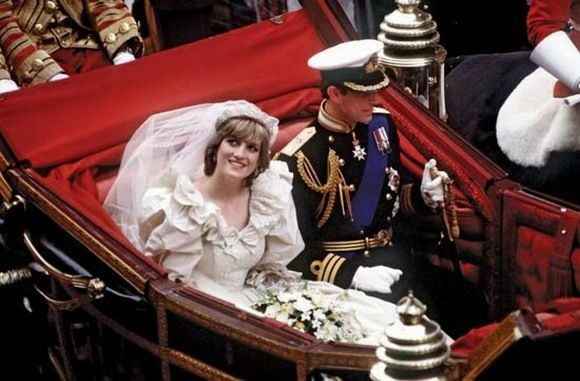 3) Princesa Diana e Príncipe Carlos de Gales, em 1981