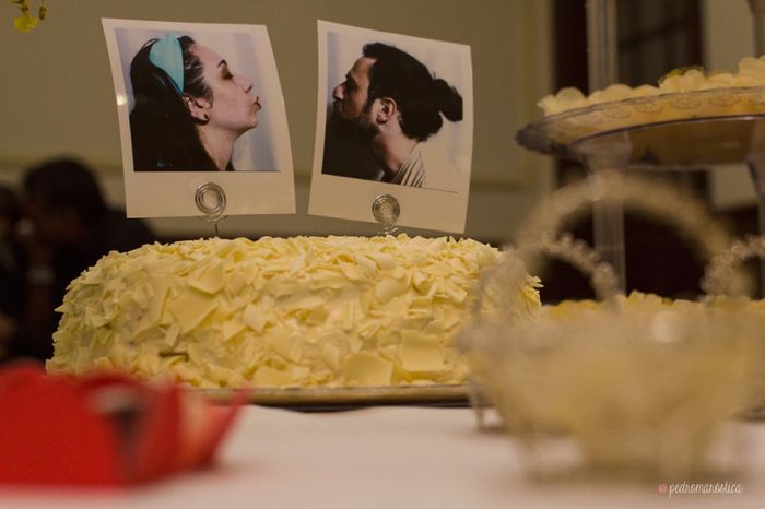 bolo de chocolate branco com nossas fotos no topo.