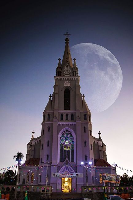 vista externa da Igreja Matriz em época de festas juninas
