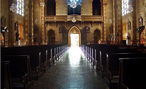 vista interna da Igreja, do altar para a porta de saída