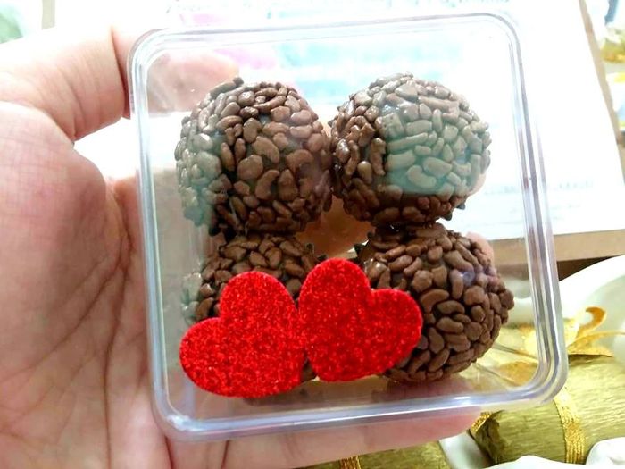 Brigadeiros para as crianças na caixinha de acrílico e aplicação de corações de EVA.