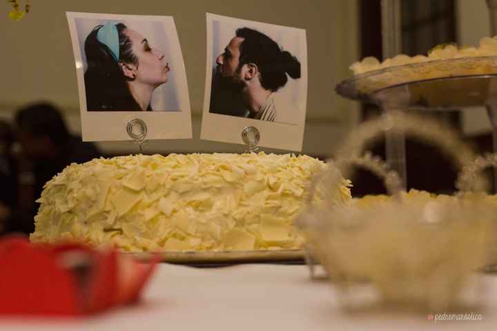 bolo de chocolate branco com nossas fotos no topo.