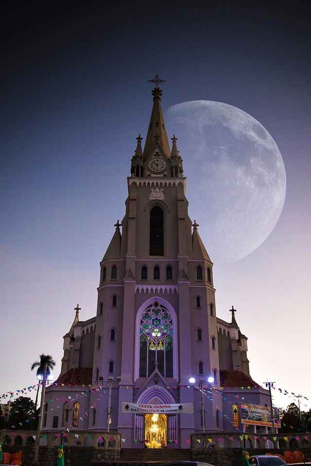 vista externa da Igreja Matriz em época de festas juninas