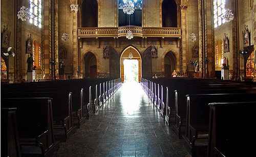 vista interna da Igreja, do altar para a porta de saída
