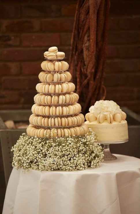 torre de macarons, compondo de modo simples, a mesa do bolo