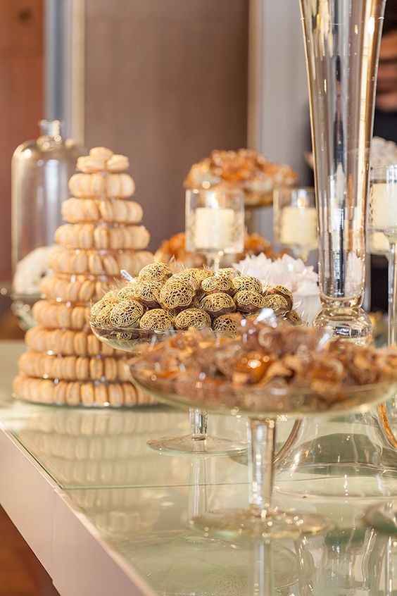 mesa de doces com torre de macarons