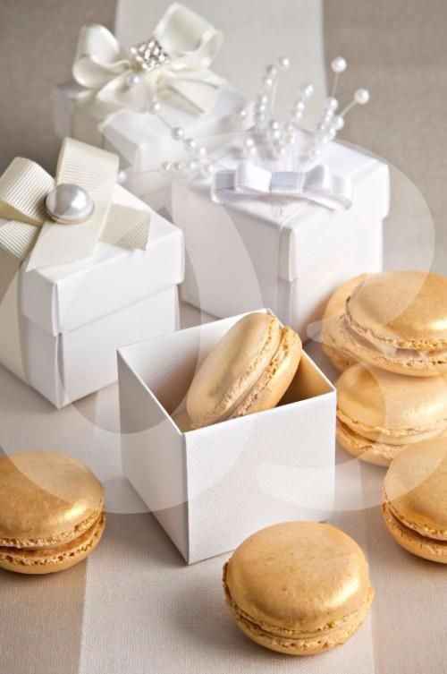 macarons dourados em caixinhas brancas