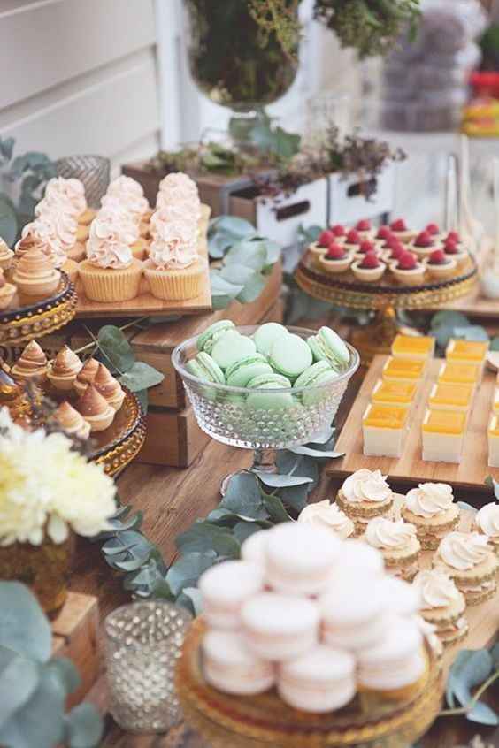 mesa de doces com macarons, sem torre