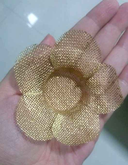 Forminha de tecido dourada já em minhas mãos rs