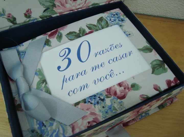 caixinha com papeizinhos para o noivinho ou a noivinha se lembrar dos motivos para o casamento