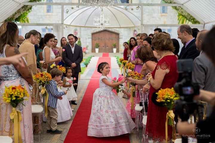 Florista entrega flores para os convidados