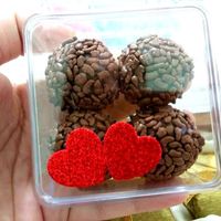 Brigadeiros para as crianças na caixinha de acrílico e aplicação de corações de EVA.