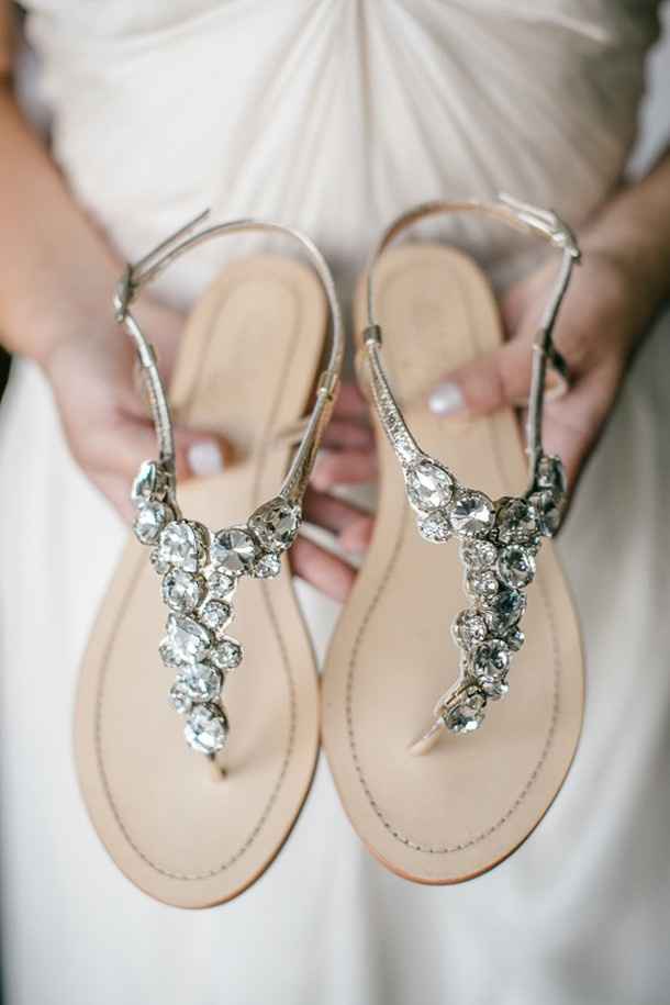 Ou rasteirinhas (talvez para um casamento no campo ou praia).