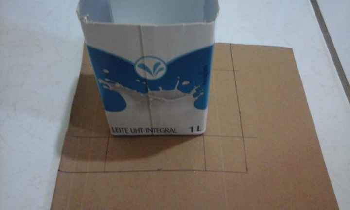 Passo 1: Corte a caixa em 9 ou 10 cm e faça o molde da tampa com um papel mais durinho. Pra fazer a 