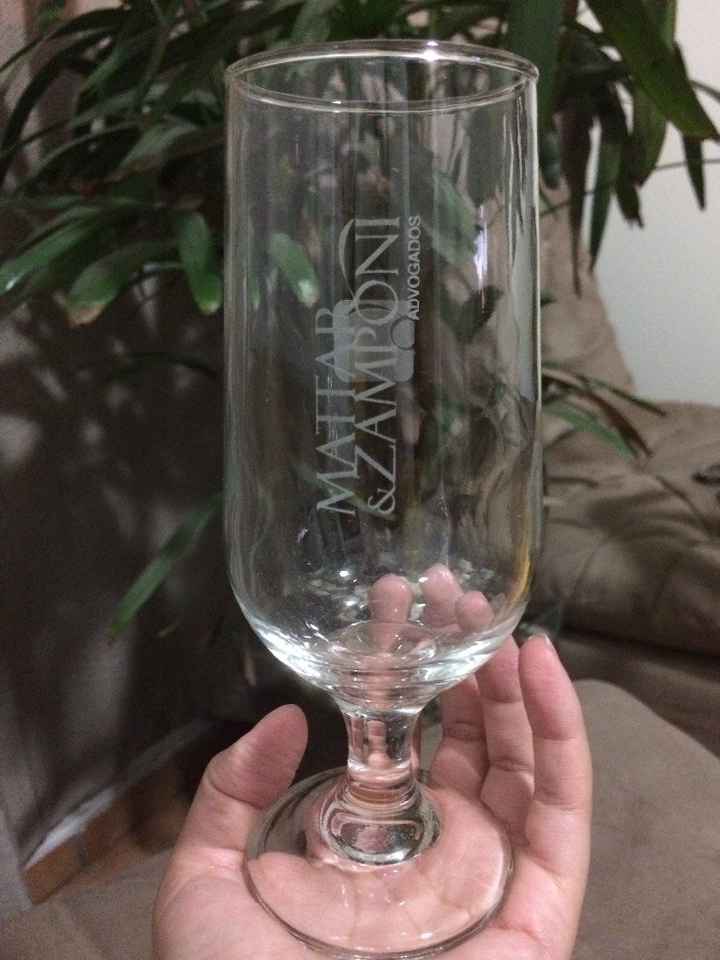 Uma taça que o noivo ganhou no serviço e já deixou pra casa nova