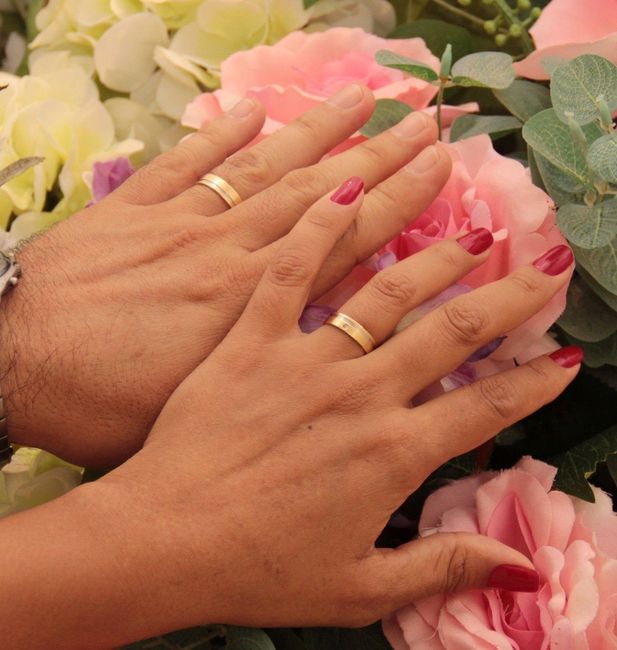 Nossas alianças de casamento. 