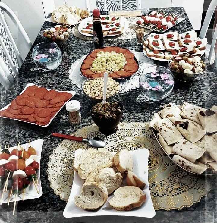 Mesa de finger food feito por mim e pelo Léo