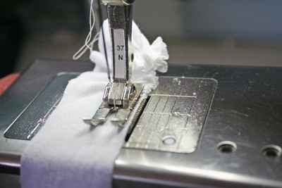 4- Coloque sua máquina de costura para no "ponto de alinhavar." No maior ponto (4 ou 5) e com tensão