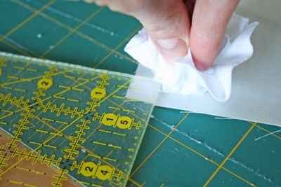 6- Deixe 1 cm para a costura nas parte superior e lateral, adicione cola quente na parte de trás da 