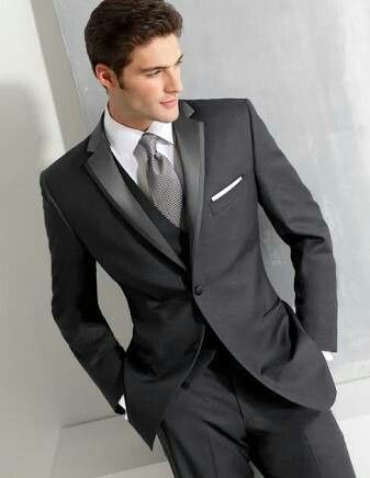 Qual a cor da roupa do noivo? - 1