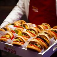 Meninas o que vocês acham de colocar fastfood (pizza, hambúrguer) como prato principal? Melhor um bu