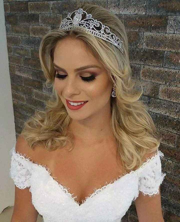 Lindo penteado,vestido,maquiagem.