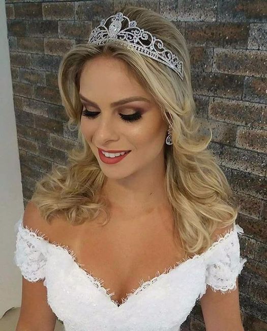 Lindo penteado,vestido,maquiagem.