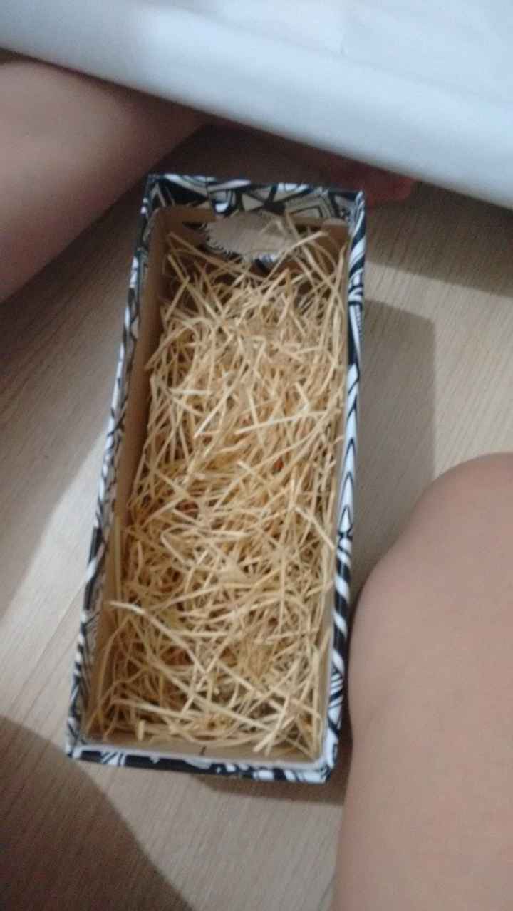 Caixa enfeitada com Palha