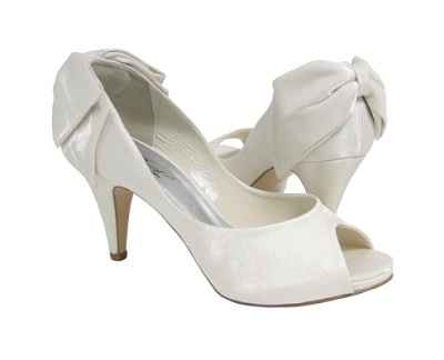 Sapato básico e baixinho para noivas que, assim como eu, não gostam tanto de sapatos altos.