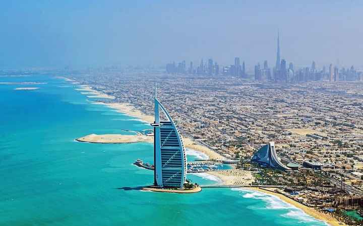 4) Dubai: Não é apenas praieira, mas dá pra juntar o útil ao agradável. Acredito que seja o sonho de