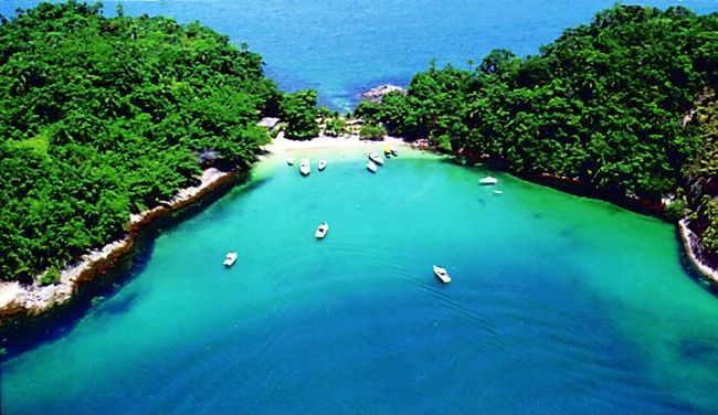 1) Angra dos Reis: Praia brasileira e que eu e meu noivo temos muita vontade de conhecer.