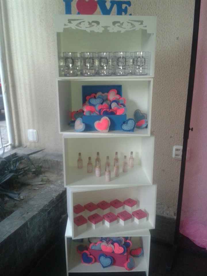 estante com brindes e lembrancinhas
