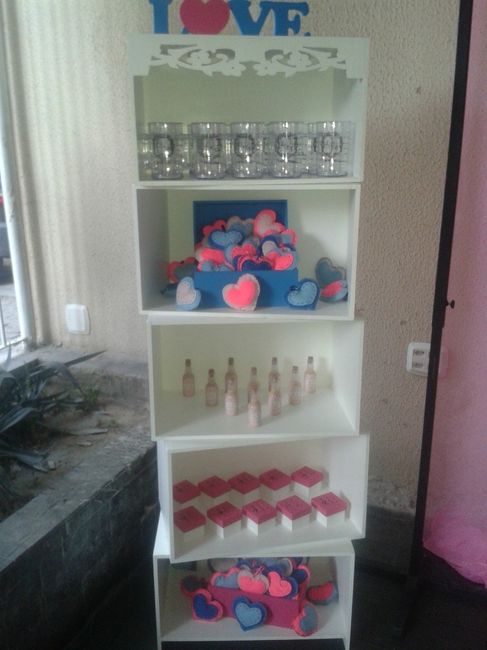estante com brindes e lembrancinhas