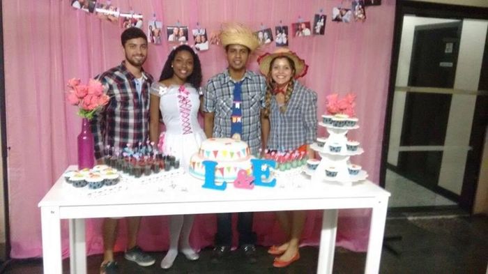 Eu (vestido de noiva junino), meu noivo (chapeu, gravata e blusa quadriculada) e um dos convidados a