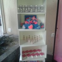 estante com brindes e lembrancinhas