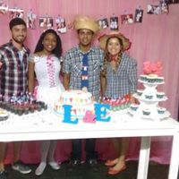 Eu (vestido de noiva junino), meu noivo (chapeu, gravata e blusa quadriculada) e um dos convidados a